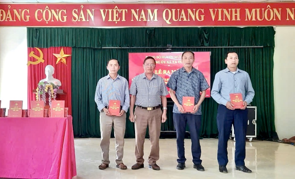 Ra mắt cuốn sách lịch sử Đảng bộ xã Tà Tổng
