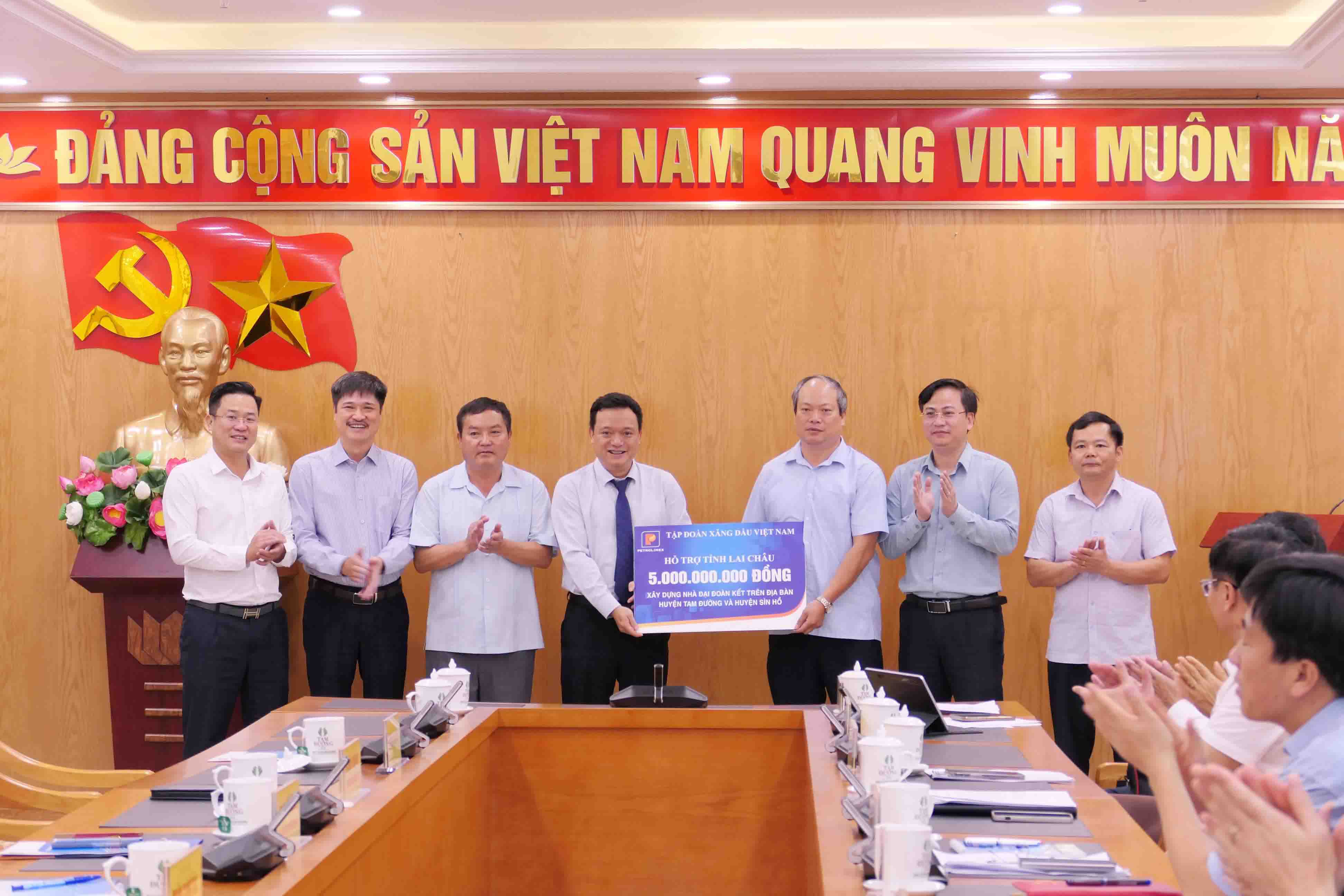 Tập đoàn Xăng dầu Việt Nam hỗ trợ Lai Châu 5 tỷ đồng xây nhà đại đoàn kết cho hộ nghèo