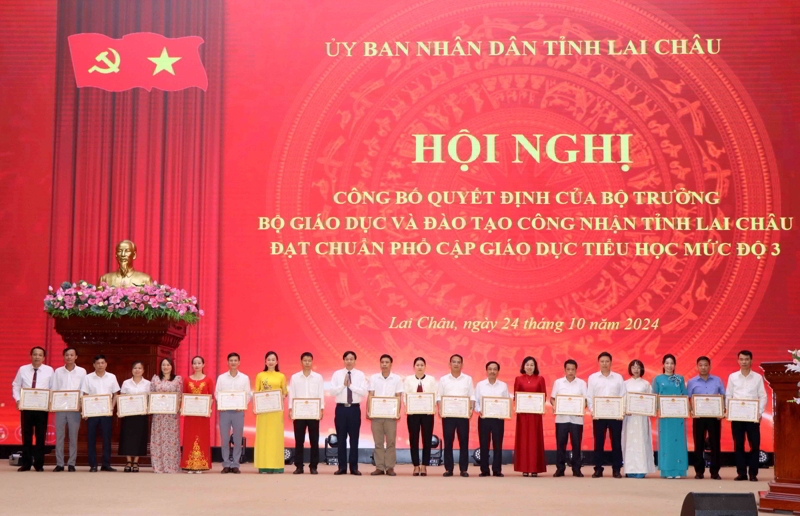Công bố Quyết định công nhận tỉnh Lai Châu đạt chuẩn phổ cập giáo dục tiểu học mức độ 3