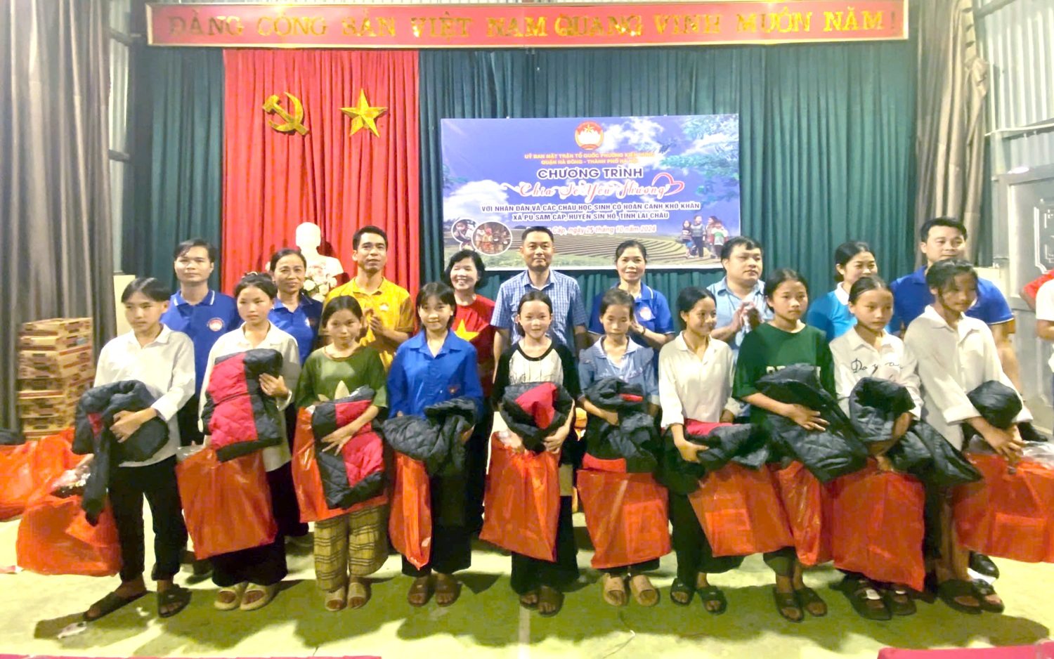 Tặng 200 suất quà cho người dân, học sinh xã Pu Sam Cáp, huyện Sìn Hồ