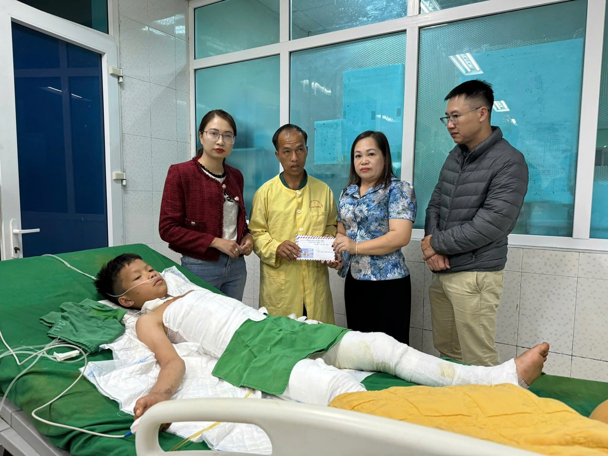 Công đoàn Báo Lai Châu: Trao tiền hỗ trợ bệnh nhân khó khăn