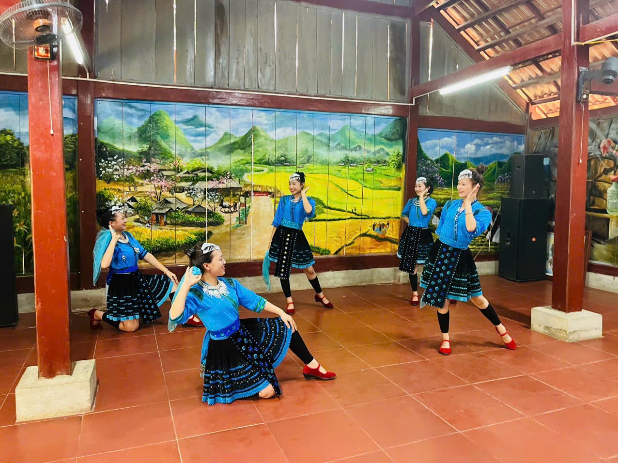 Rộn ràng đón Ngày hội Đại đoàn kết