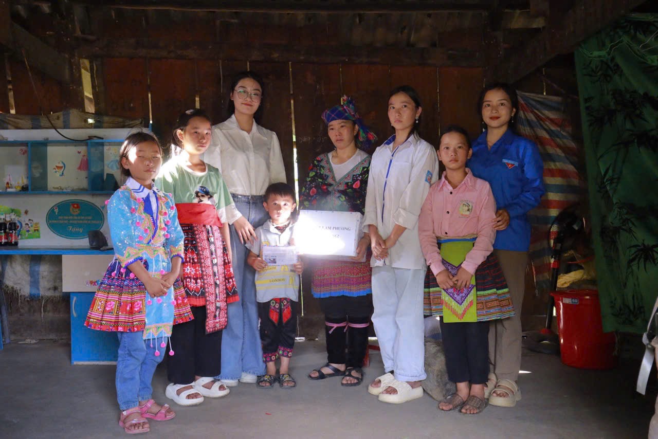 Trao quà cho gia đình khó khăn tại xã Nùng Nàng