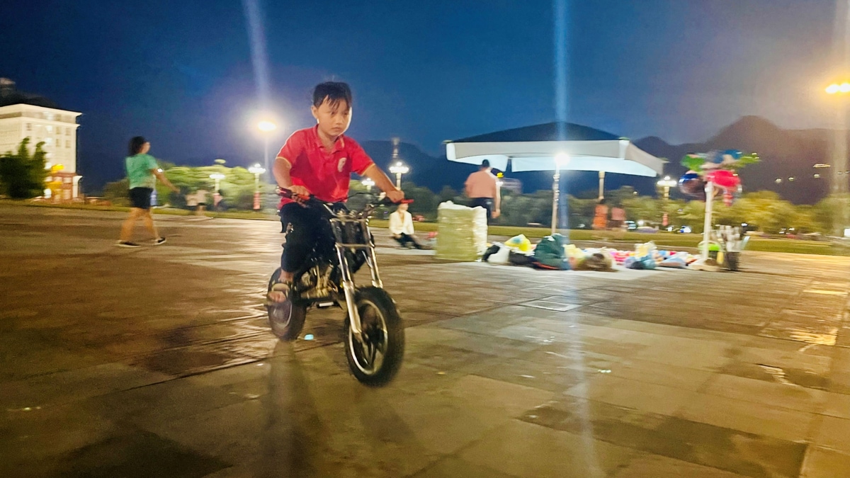 Cần siết chặt quản lý dịch vụ cho thuê xe điện