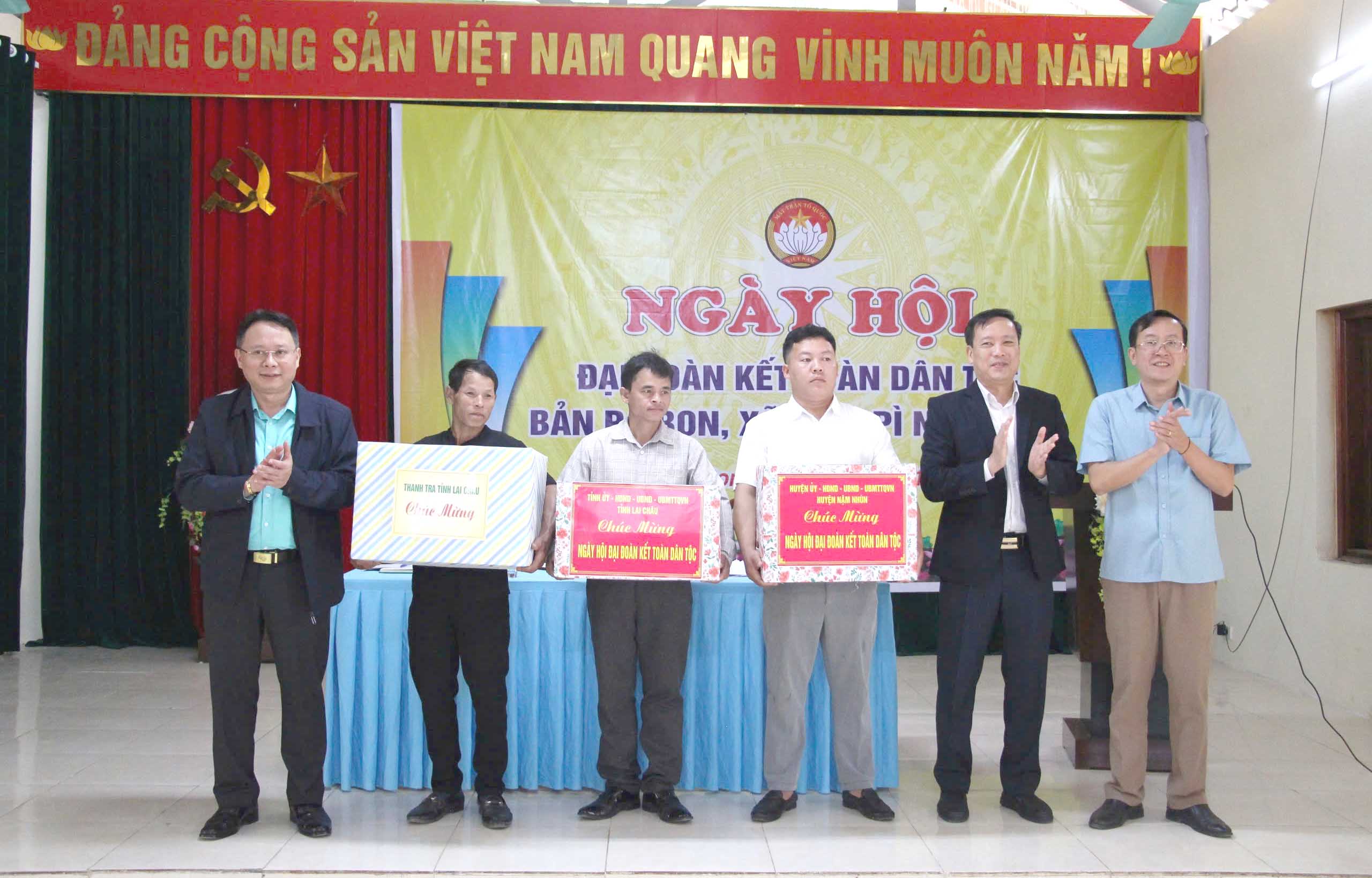 Trưởng Ban Tuyên giáo Tỉnh ủy Lê Đức Dục dự Ngày hội đại đoàn kết tại bản Pá Bon