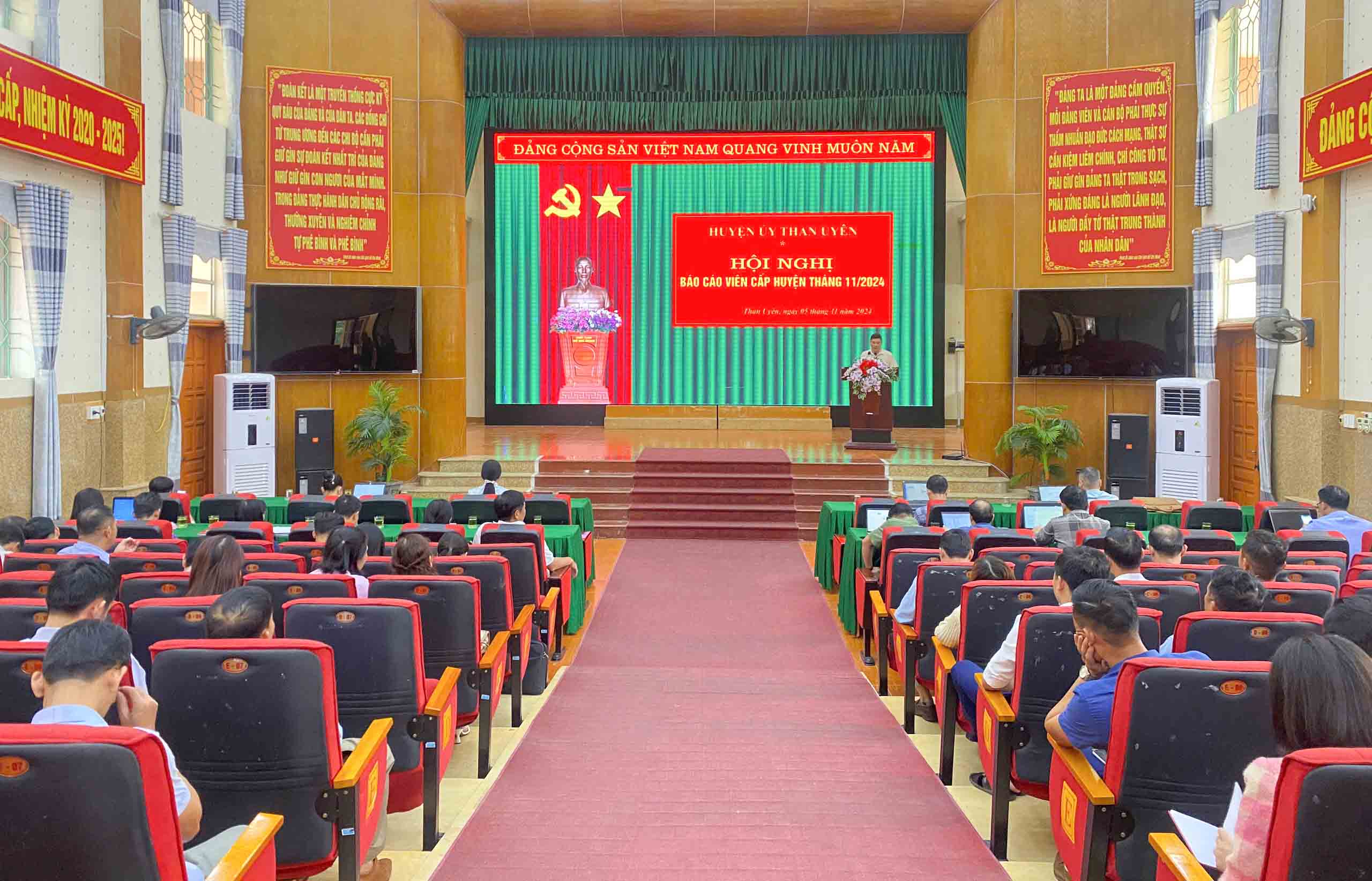 Than Uyên: Hội nghị Báo cáo viên tháng 11 năm 2024