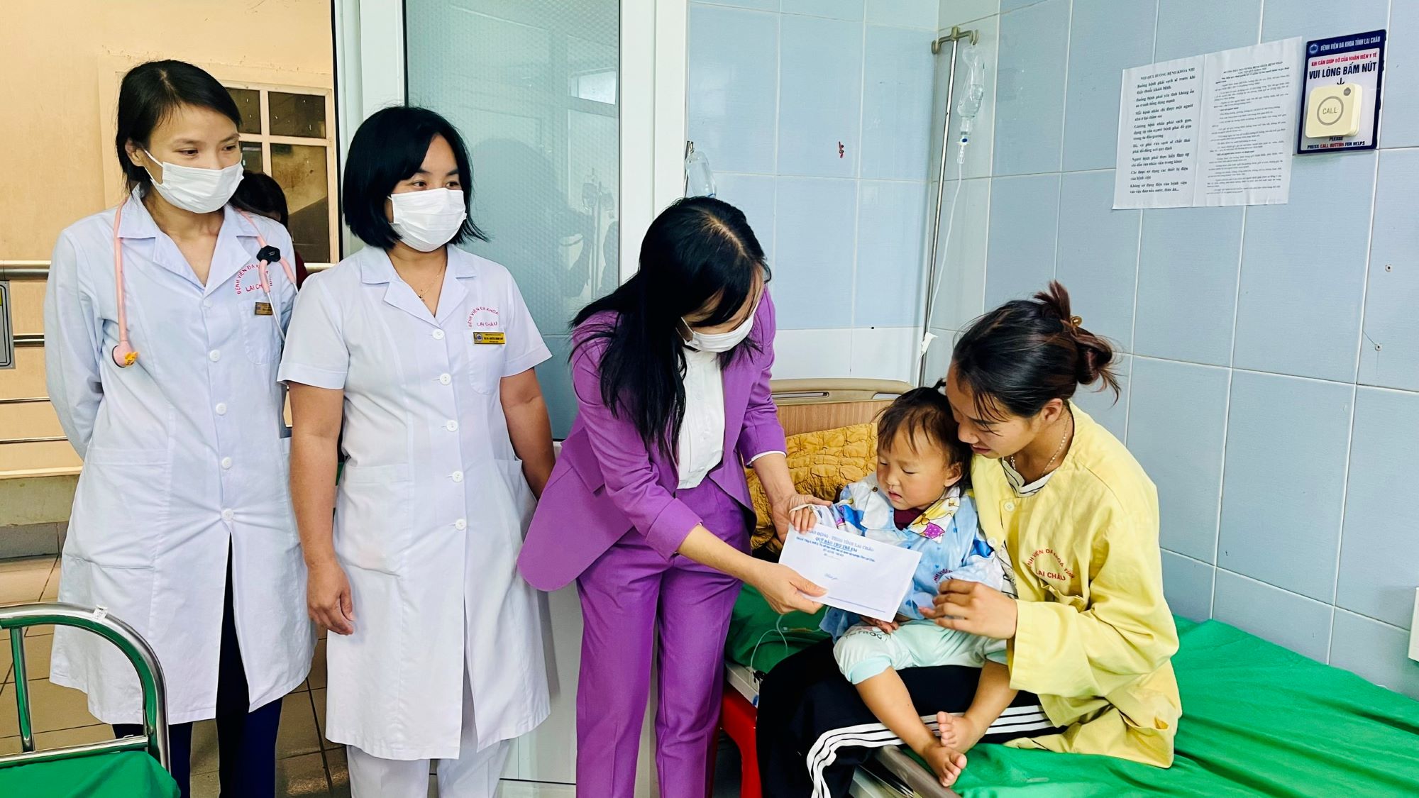 Tặng 20 suất quà cho bệnh nhân nhi nghi ngộ độc thuốc diệt chuột
