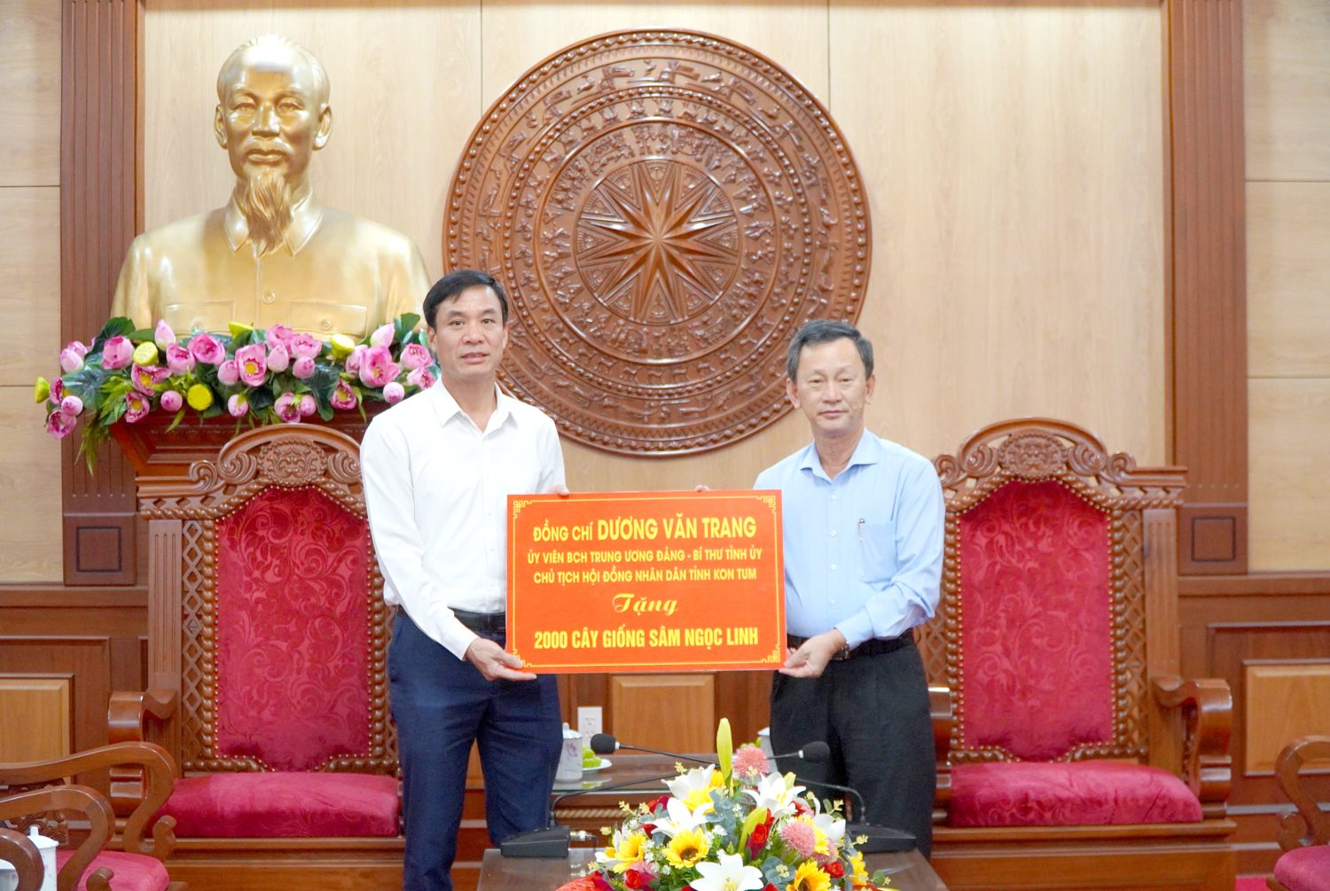 Đồng chí Bí thư Tỉnh ủy Kon Tum Dương Văn Trang tặng 2.000 cây giống sâm Ngọc Linh cho tỉnh Lai Châu