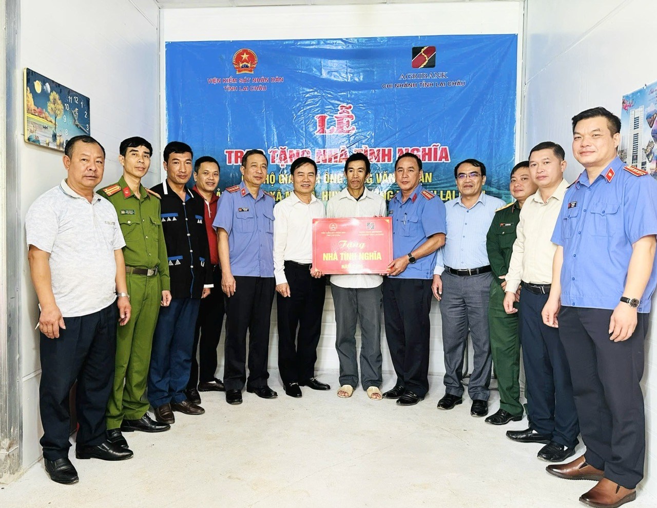 Trao tặng nhà tình nghĩa cho hộ nghèo