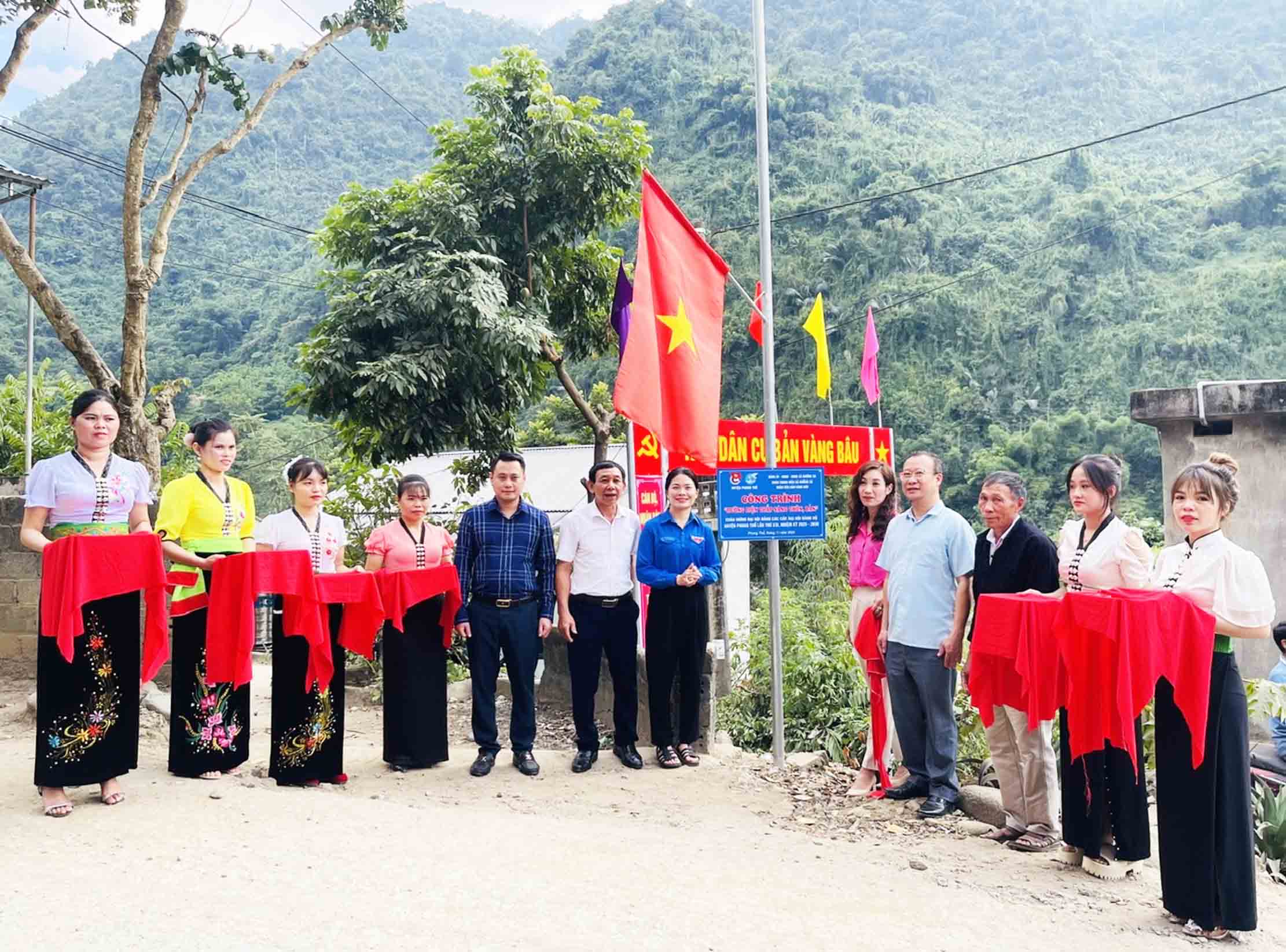 Khánh thành công trình “Đường điện thắp sáng thôn, bản”