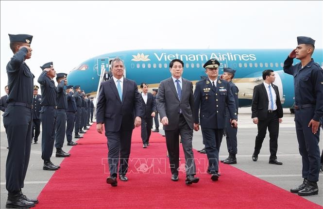 Chủ tịch nước Lương Cường đến Lima, bắt đầu chuyến thăm chính thức Peru và tham dự Tuần lễ Cấp cao APEC