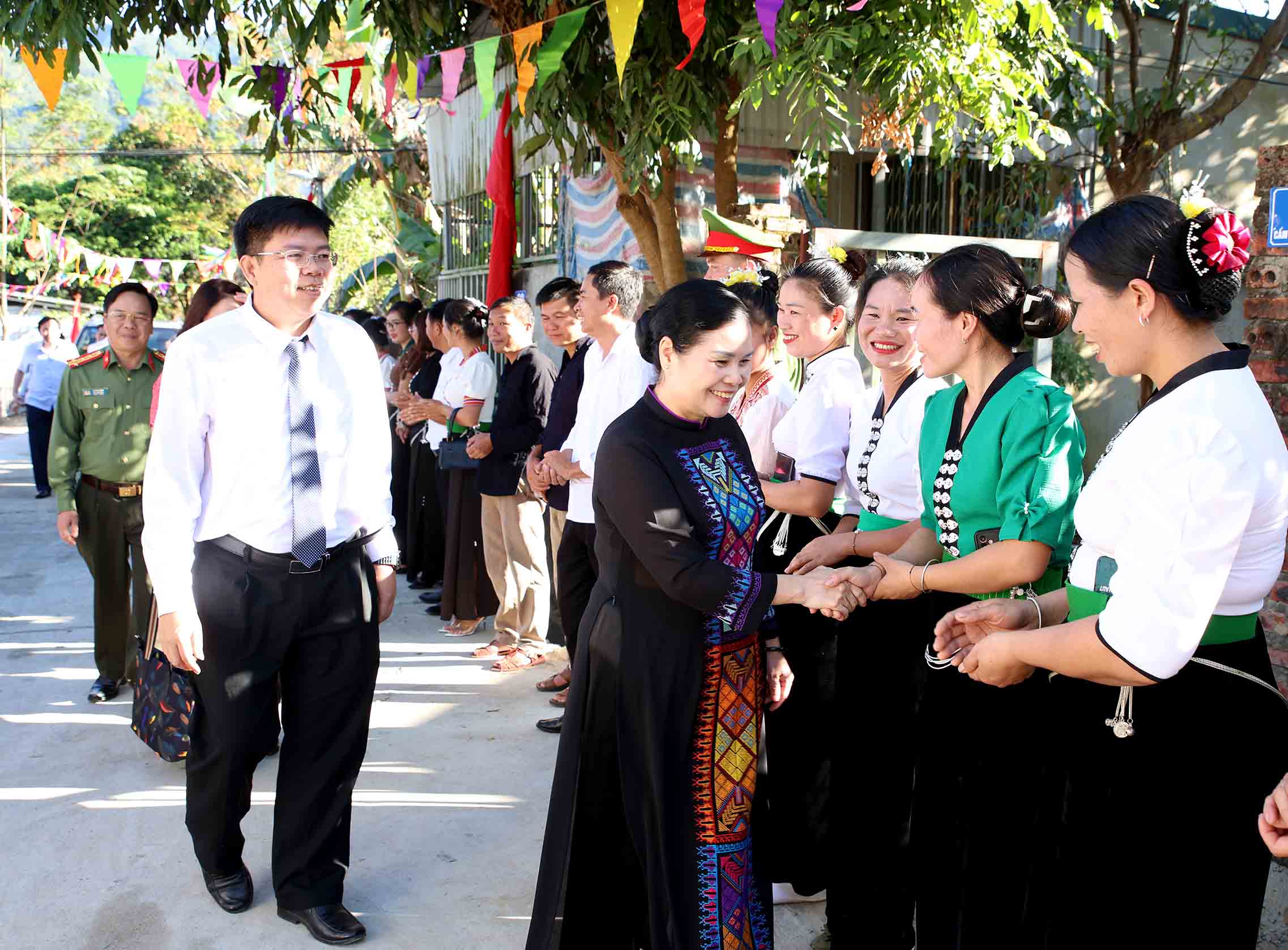 Bí thư Tỉnh uỷ Giàng Páo Mỷ dự Ngày hội đại đoàn kết bản Cẩm Trung 2