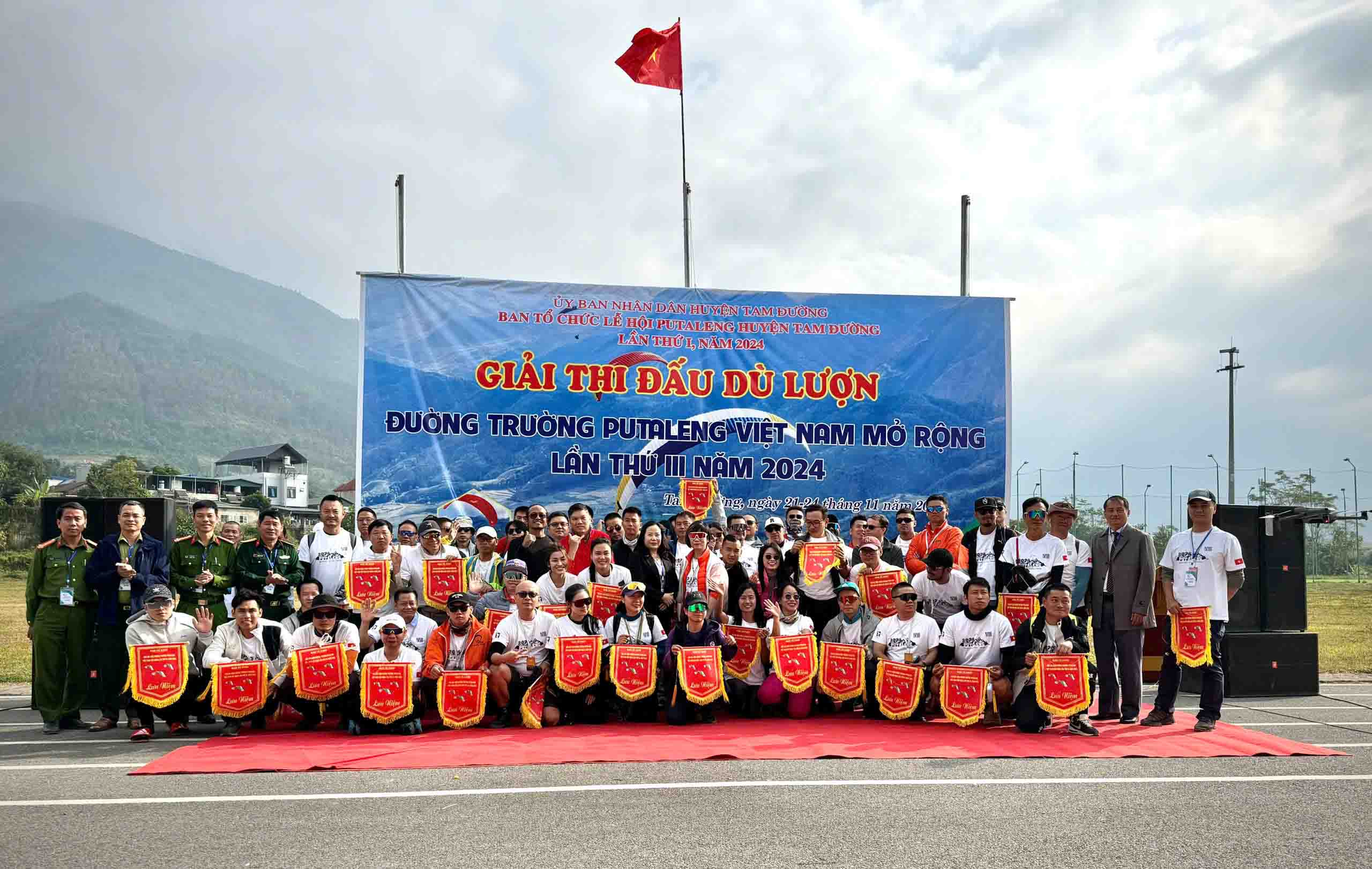 Khai mạc Giải thi đấu dù lượn đường trường PuTaLeng Việt Nam mở rộng lần thứ III