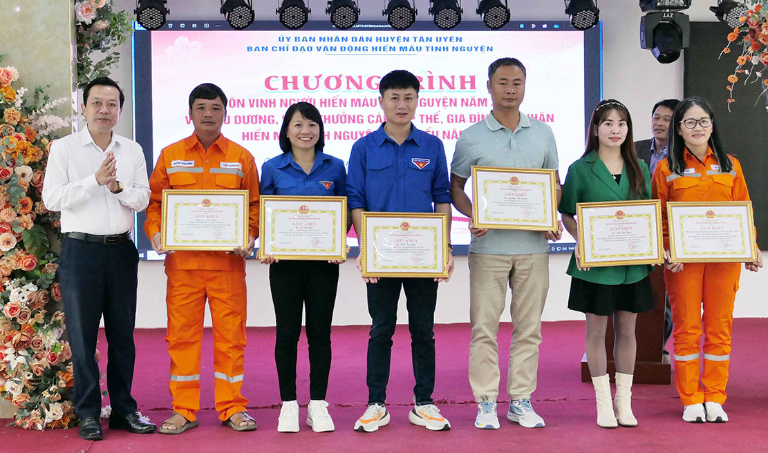 2 tập thể, 1 gia đình, 12 cá nhân được tôn vinh trong hiến máu nhân đạo