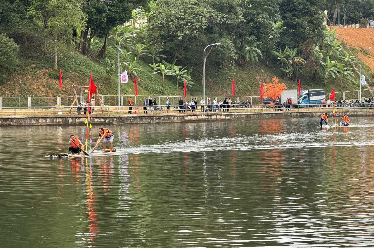 Giải đua bè trên Hồ Mường Lự