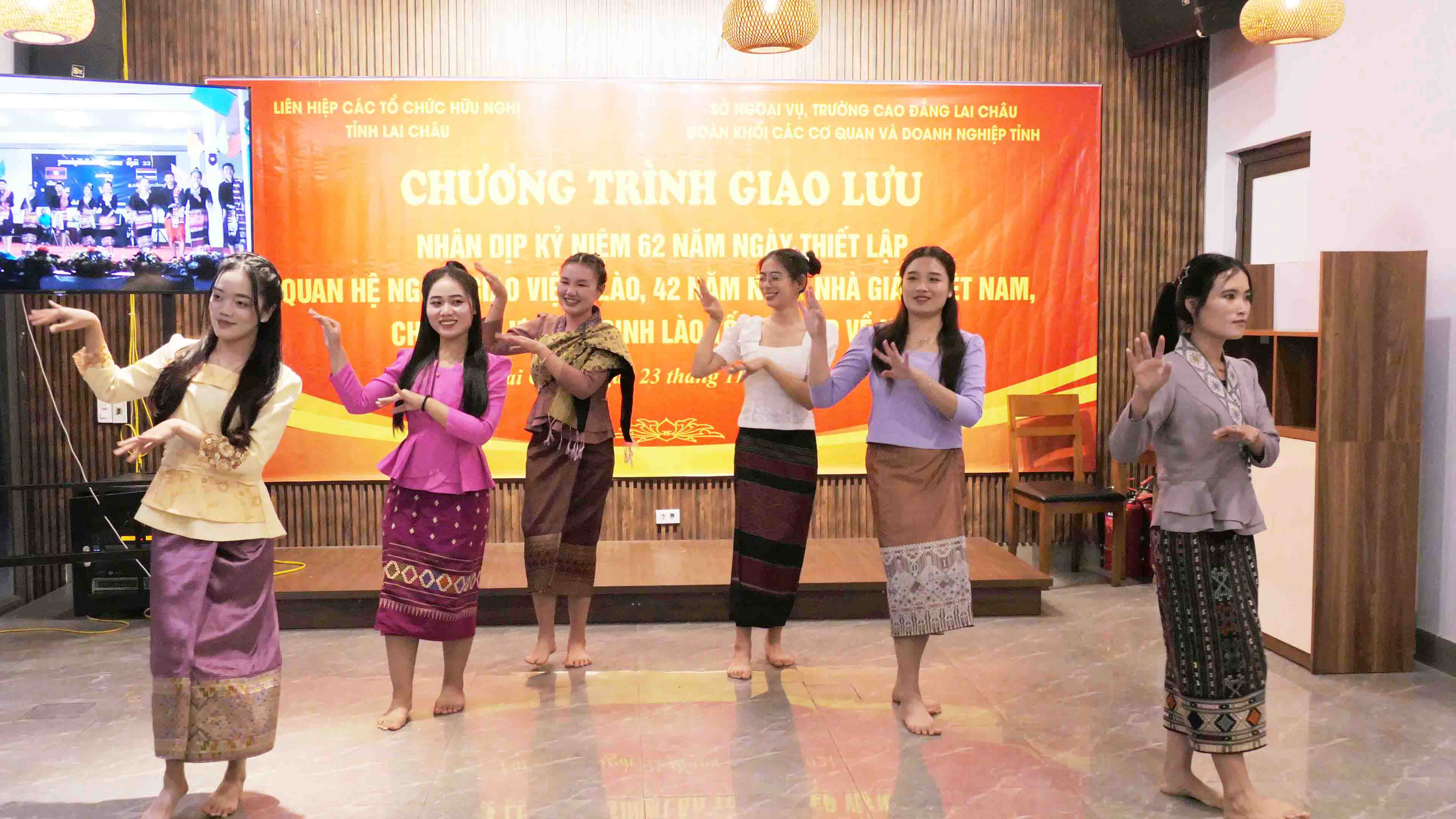 Giao lưu nhân kỷ niệm Ngày thiết lập quan hệ ngoại giao Việt Nam – Lào và Ngày Nhà giáo Việt Nam