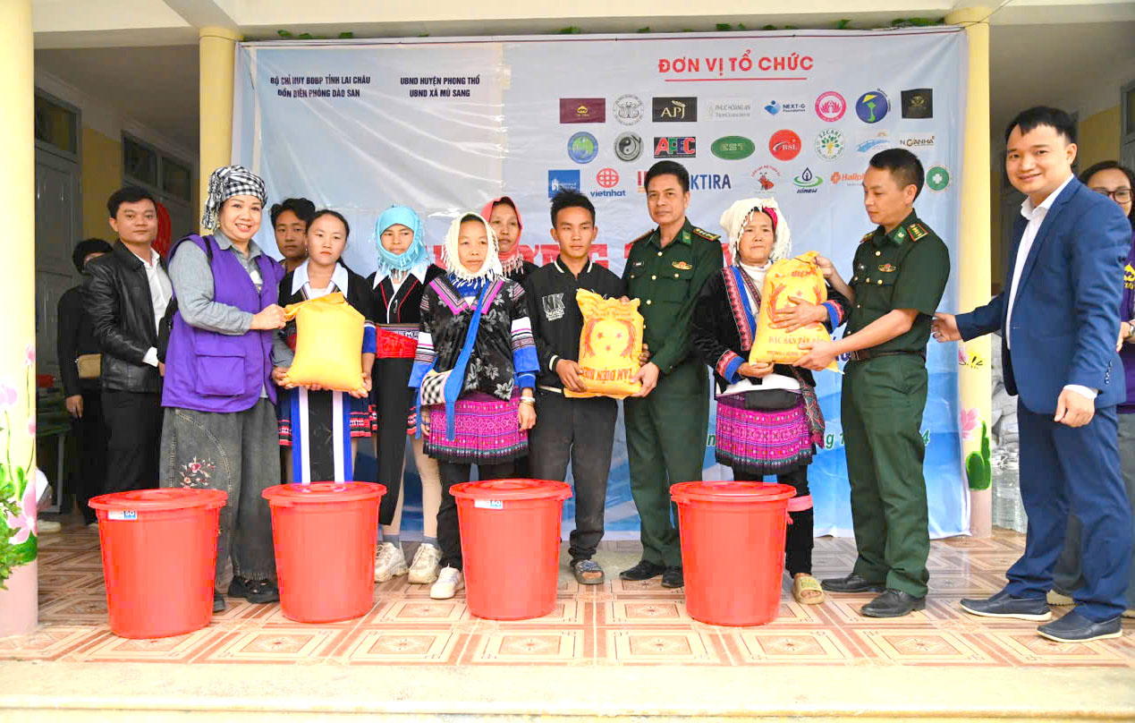 Khám bệnh, cấp phát thuốc miễn phí và tặng quà tại xã Mù Sang