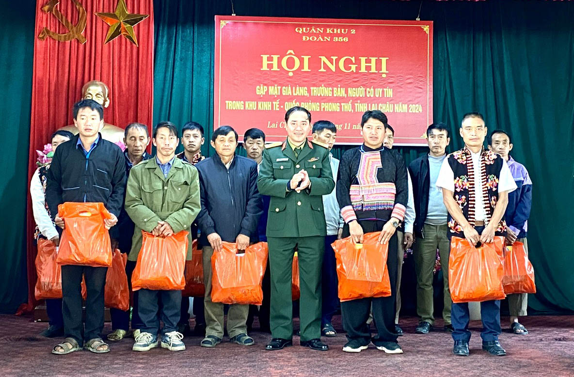 Gặp mặt già làng, trưởng bản, người có uy tín trong khu kinh tế quốc phòng Phong Thổ năm 2024