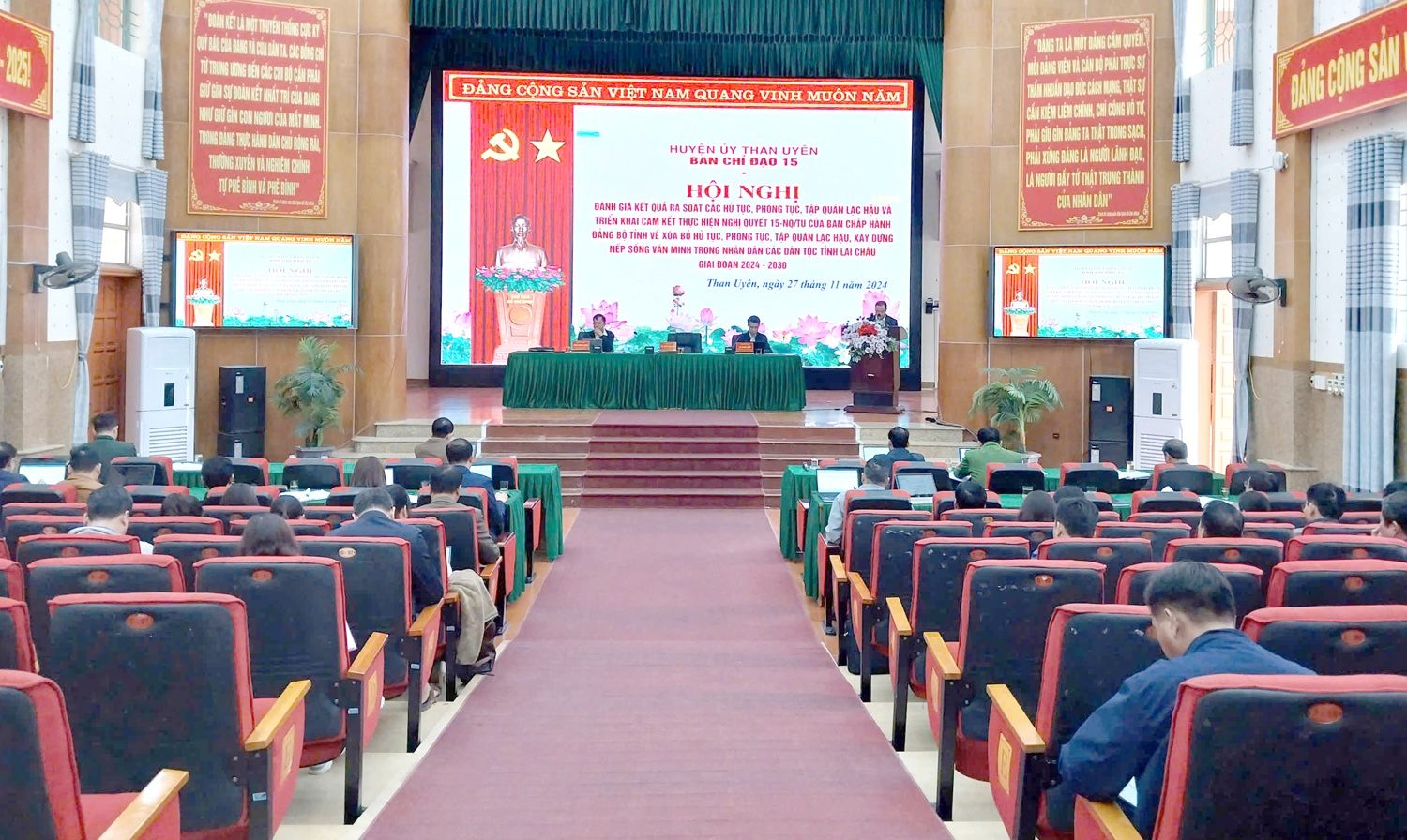 Đánh giá kết quả việc rà soát các hủ tục, phong tục lạc hậu và bàn thống nhất nội dung ký cam kết thực hiện Nghị quyết số 15