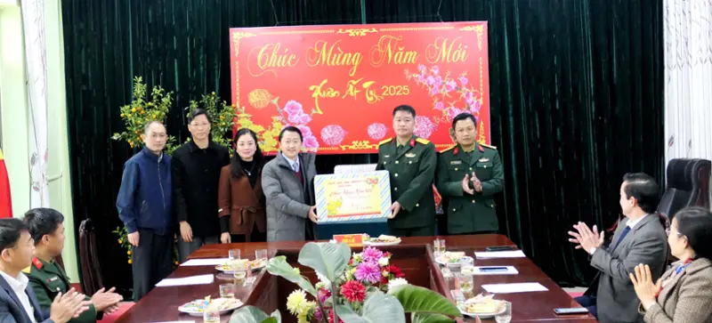 Chủ tịch Ủy ban MTTQ Việt Nam tỉnh Sùng A Hồ thăm và chúc tết tại huyện Tân Uyên