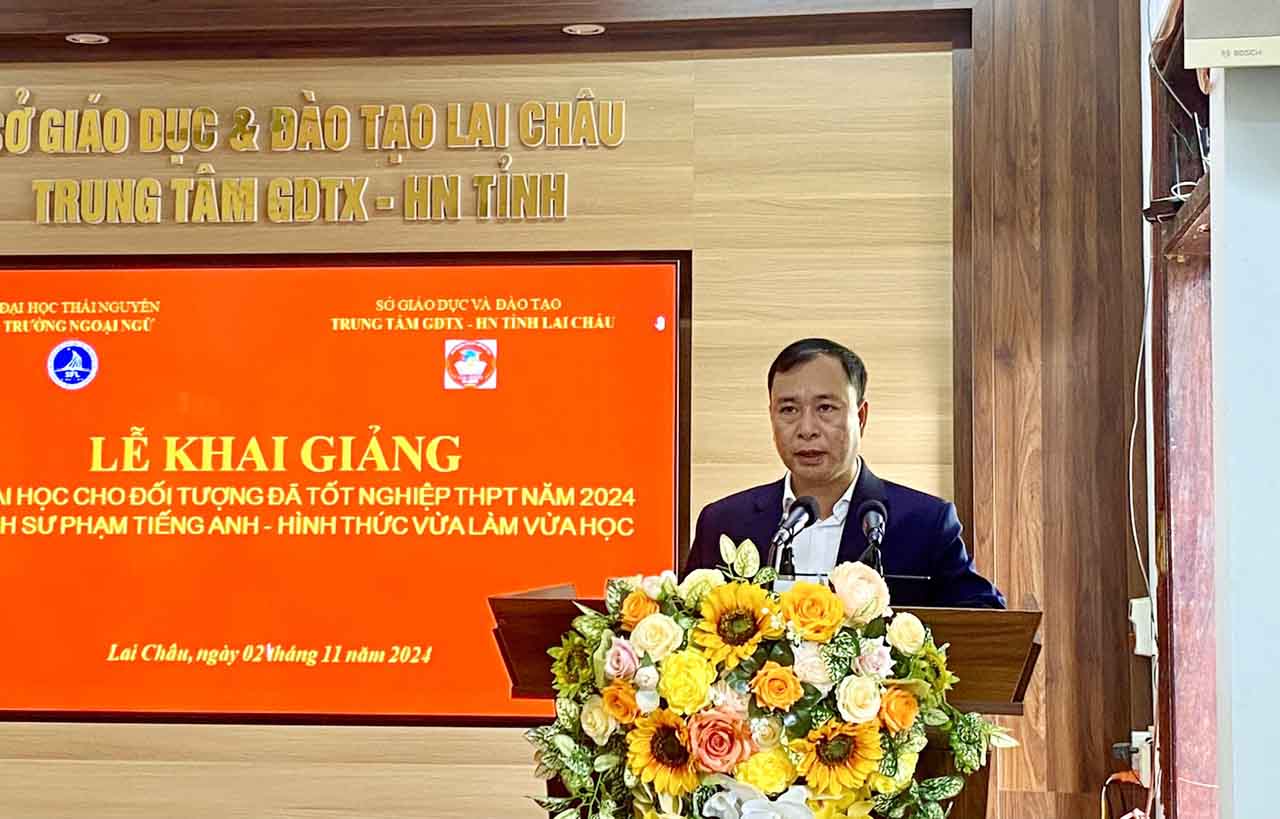 Tiến sĩ Lưu Quang Sáng - Phó hiệu trưởng Trường Ngoại ngữ phát biểu tại Lễ khai giảng. 
