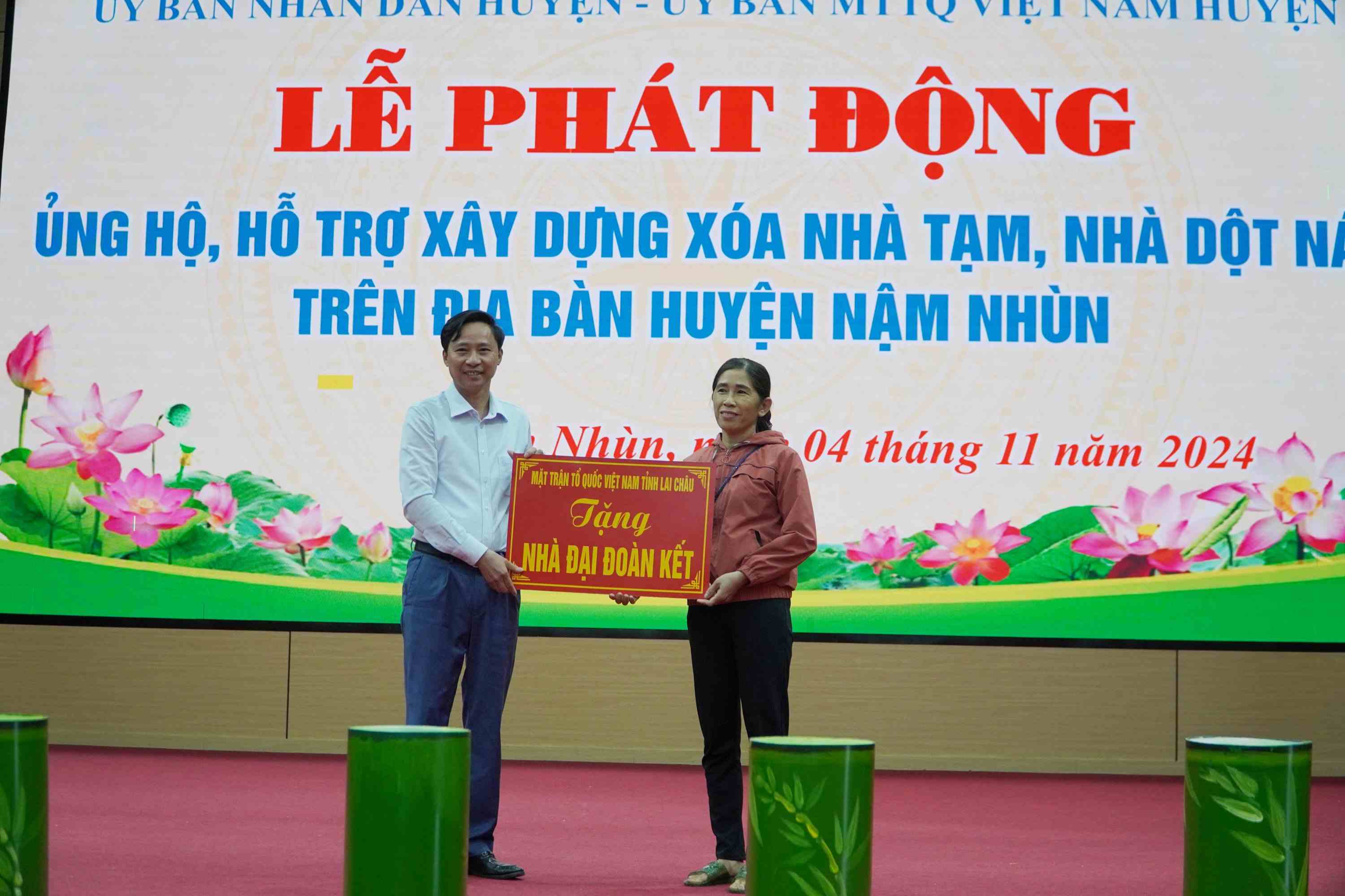 Lãnh đạo Công ty TNHH số 10 Lai Châu tặng nhà Đại đoàn kết cho hộ nghèo tại huyện Nậm Nhùn tại lễ phát động.